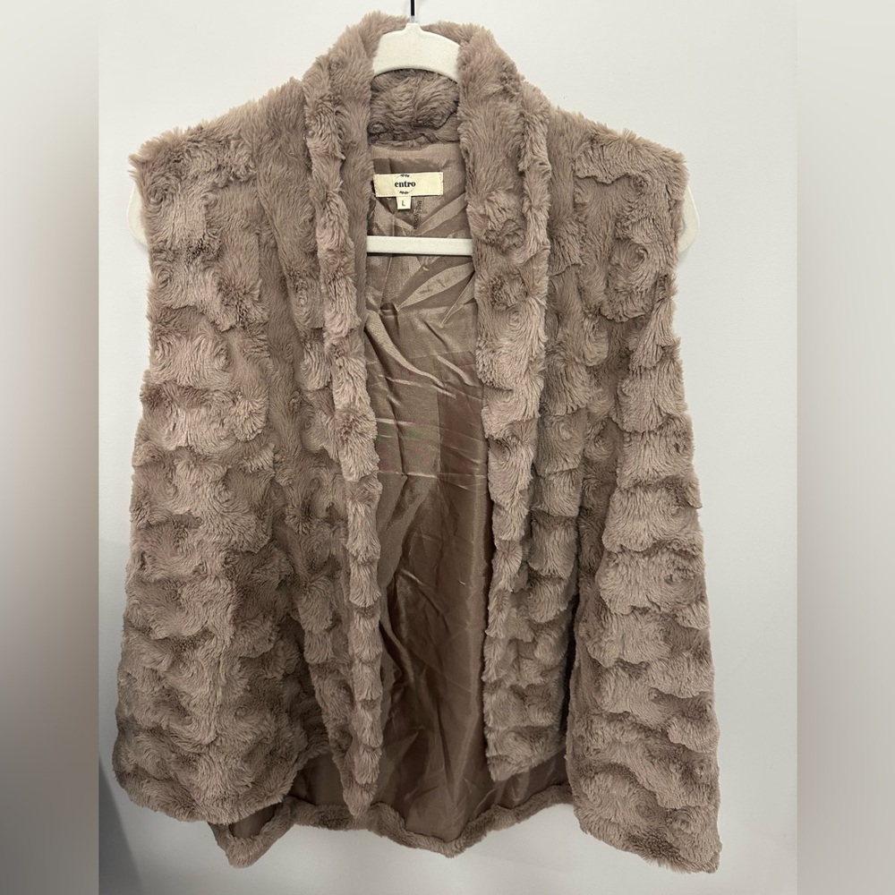 8/$20 Entro Faux Fur Vest in Soft Brown. Gorgeous classy vest Large